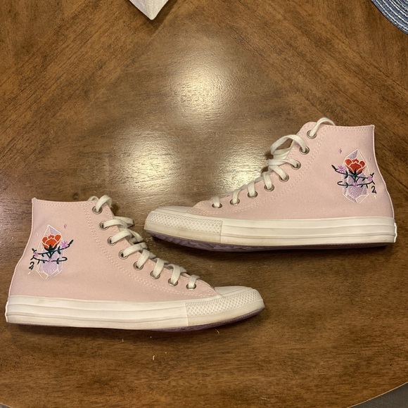 Converse Shoes. - Picture 3 of 5